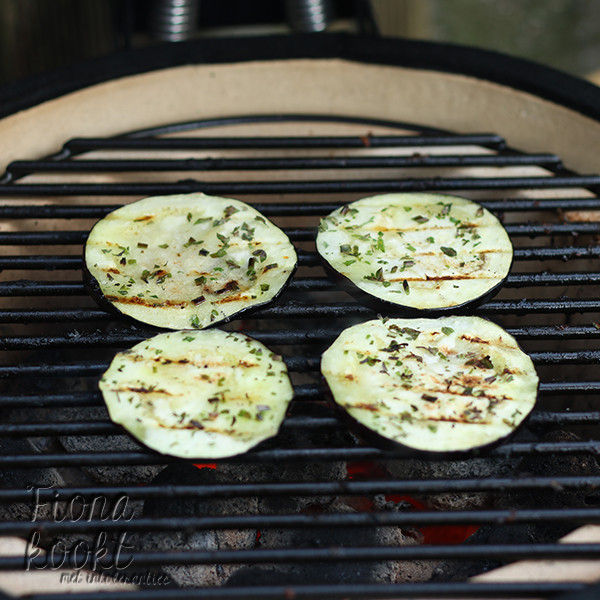 Gegrilde aubergine van de barbecue