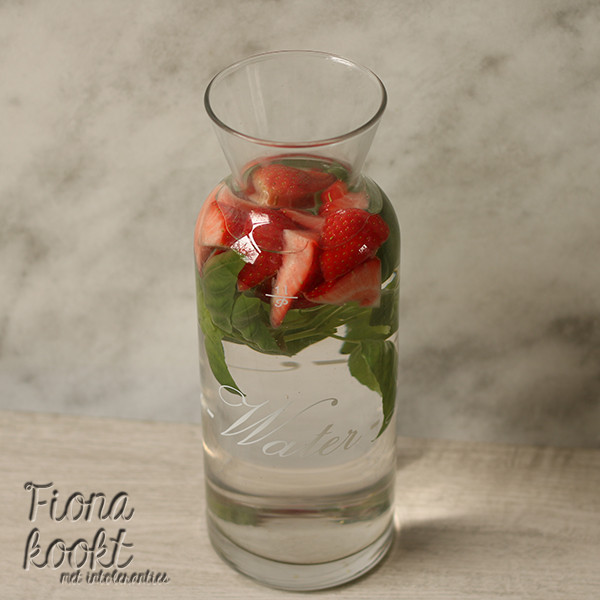 Aarbei basilicum water